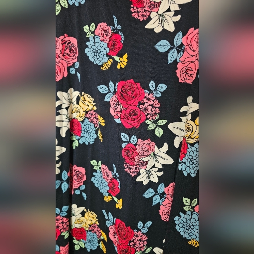 LuLaRoe Carly Dress Black Floral Rose Print High Low Swing With Pockets - Size M - Picture 3 of 5